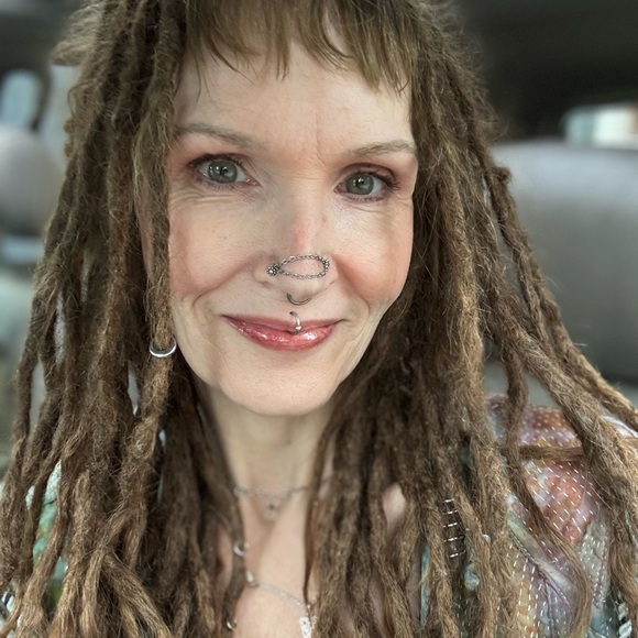 Meet your Posher, Tina - Picture 1 of 3